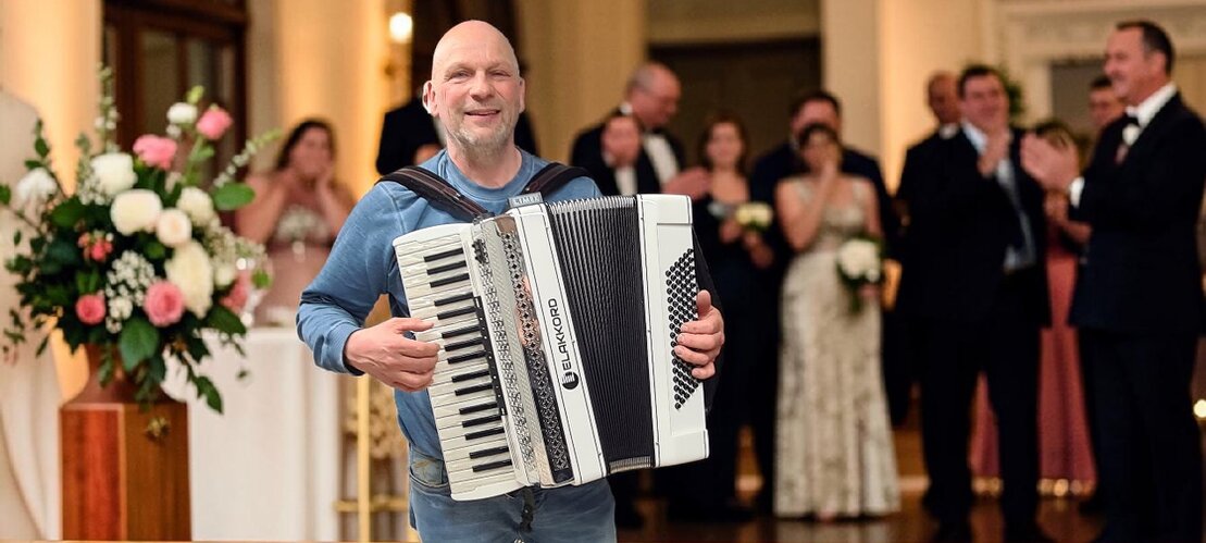 Miusiker auf der Bühne beim musizieren
