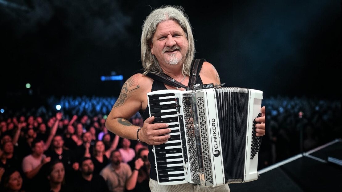 Freddy Pfister spielt auf dem Elektronisches Akkordeon ELAKKORD
