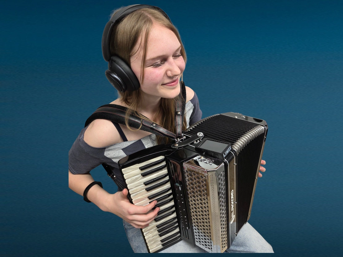 Mädchen spielt über Kopfhörer mit dem ELAKKORD